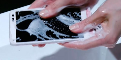 Японцы создали телефон, который можно мыть с мылом